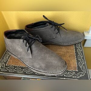 Men's Kenneth Cole lighter suede leather gray shoes / chukka boots - size 10